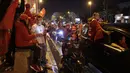 Suporter Maroko merayakan setelah pertandingan perempat final Piala Dunia kontra Portugal di jalan-jalan di Casablanca, Maroko, Sabtu (10/12/2022). Maroko mengubur mimpi Cristiano Ronaldo lewat gol semata wayang yang diciptakan Youssef En-Nesyri di babak pertama. (AP Photo/Abdeljalil Bounhar)