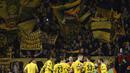 Supporter dan pemain Dortmund merayakan kemenangan 2-1 atas Tottenham pada laga leg kedua babak 16 besar Liga Europa di Stadion White Hart Lane, Inggris, Jumat (18/3/2016) dini hari WIB. (Reuters/Eddie Keogh)