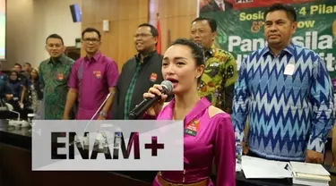 Penyanyi dangdut Zaskia Gotik menghadiri talkshow Pancasila di gedung Nusantara V, DPR/MPR RI, Senayan, Jakarta Pusat, Kamis (7/4/2016). Zaskia membacakan Pancasila di depan anggota dewan dan tamu undangan.