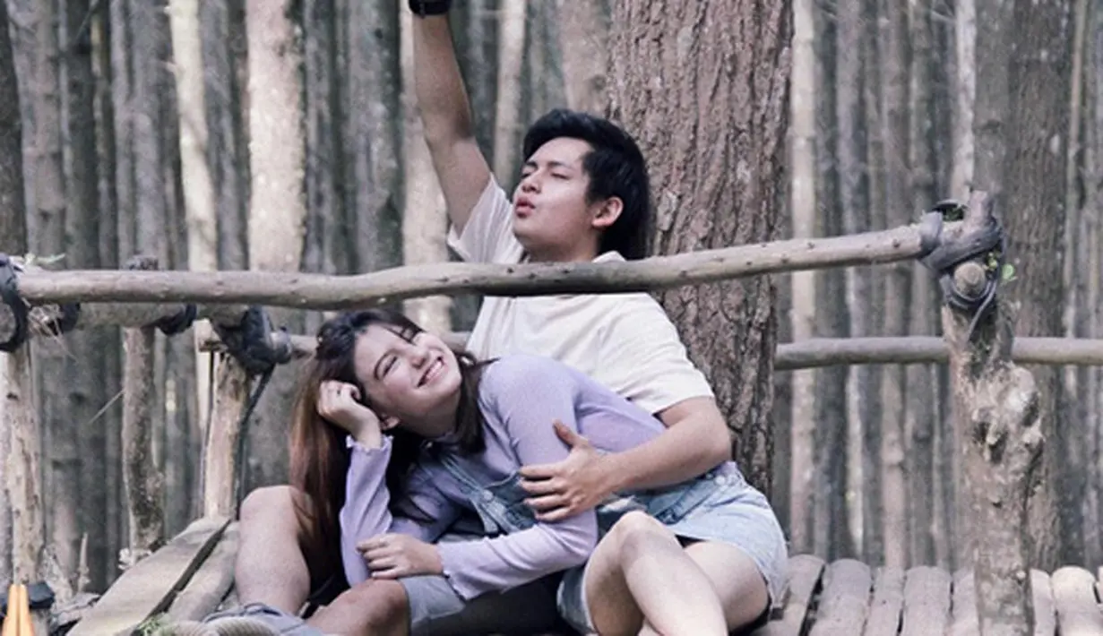 Masih ditempat yang sama, Randy juga membatah ketika ada rumor terkiat menikah muda. Bintang sinetron 18 tahun ini masih belum ada kepikiran untuk melepas masa lajangnya. (Instagram/randymartinnn)