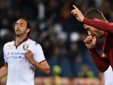 Francesco Totti mencetak dua gol saat AS Roma menaklukkan Torino 3-2 pada pertandingan Serie A di Stadion Olimpico, Roma, Kamis (21/4/2016) dini hari WIB. (AFP/Gabriel Bouys)
