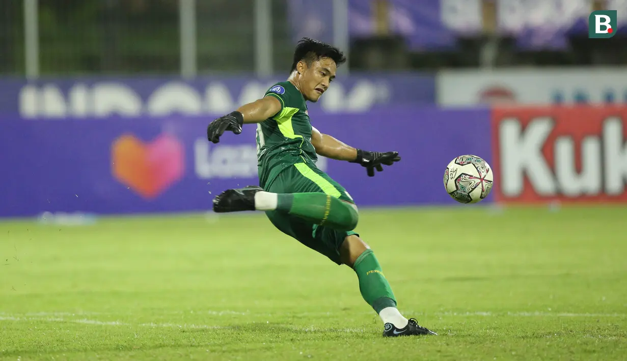 Berkat penampilan apik penjaga gawang berlabel Timnas itu akhirnya Persebaya berhasil mengunci kemenangan dengan skor mencolok tiga gol tanpa balas.. (Bola.com/M Iqbal Ichsan)