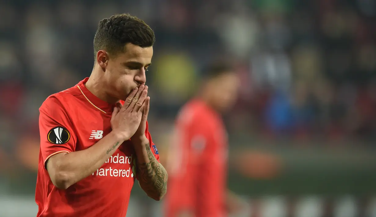 Ekspresi pemain Liverpool, Philippe Coutinho, setelah gagal memanfaatkan peluang di depan gawang Augsburg pada laga leg pertama 32 besar Liga Europa, di WWK Arena, Augsburg, Jerman, Jumat (19/2/2016) dini hari WIB. (AFP/Christof Stache)