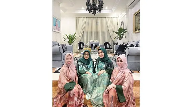 6 Potret Terbaru Ibu Syahrini Rayakan Lebaran, Tepis Kabar Jatuh Sakit