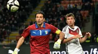 Kiper Italia, Gianluigi Buffon, dan gelandang Jerman, Thomas Muller. (AFP/Giuseppe Cacace)