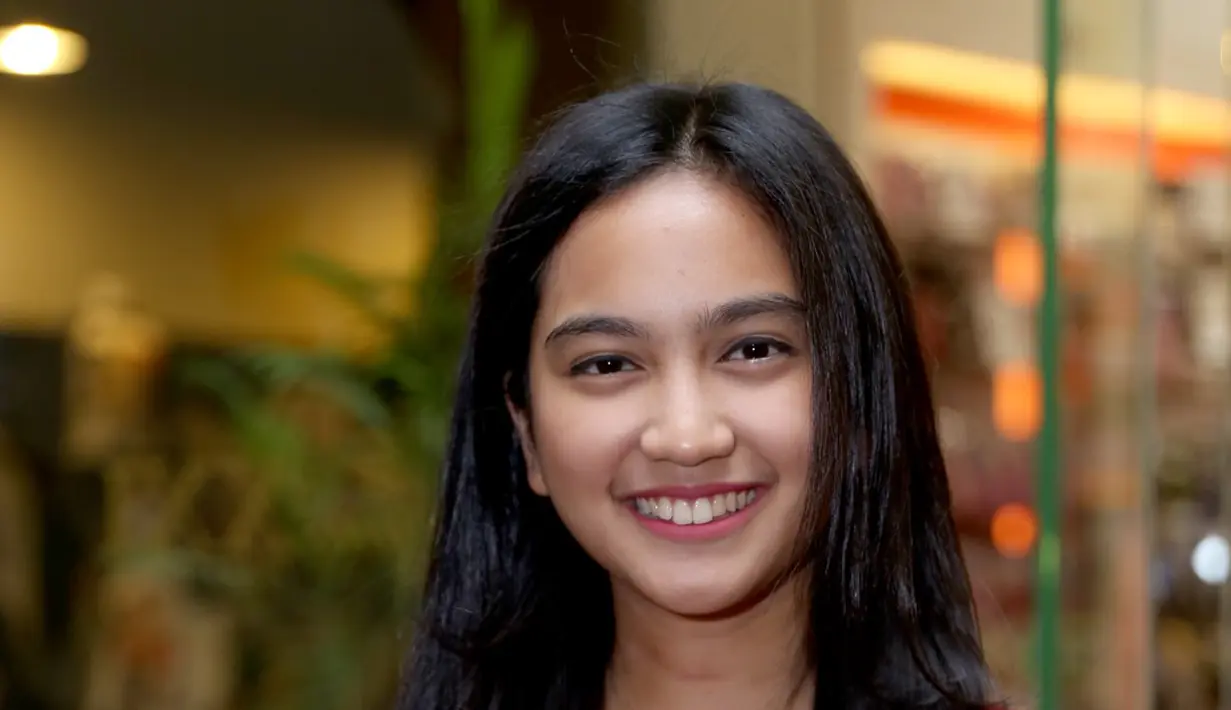 "Hmm, enggak tau ya romantis atau gimana. Tapi yang jelas pas aku nulis memang aku mengaku diam-diam jadi wanita romantis tapi romantisnya enggak terlalu gamblang, apalagi saat menulis puisi," tandas Amanda. (Andy Masela/Bintang.com)