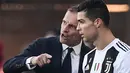 Pelatih Juventus, Massimiliano Allegri, memebrikan arahan kepada Cristiano Ronaldo saat melawan Atalanta pada laga Serie A di Stadion Atleti Azzurri, Rabu (26/12). Kedua tim bermain imbang 2-2. (AFP/Marco Bertorello)