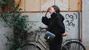 Banyak gaya yang dilakukan Lolita Agustine saat pemotretan di ruang publik. Seperti memanfaatkan keberadaan sepeda yang menambah kesan keren dalam foto tersebut. (Liputan6.com/IG/@lolitagustine)