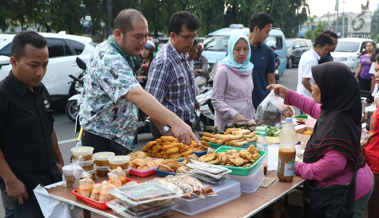 Warga memilih jajanan untuk berbuka puasa di sekitar Jalan Panjang Kelapa Dua, Jakarta, Selasa (7/5/2019). Beragam menu jajanan dijajakan pedagang musiman selama Ramadan. (Liputan6.com/Helmi Fithriansyah)