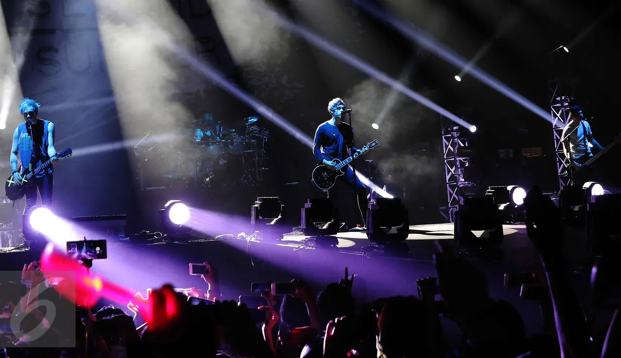 5 Seconds Of Summer saat tampil di ICE BSD, Tangerang Selatan, Sabtu (5/3/2016). Dalam Tour Sound Live Feels Lives Band 5 SOS asal Australia berhasil menghibur para fansnya yang berada di Indonesia. (Liputan6.com/Angga Yuniar)