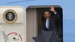 Presiden AS, Barack Obama melambaikan tangan saat turun dari pesawat Air Force One setibanya di Bandara Internasional Havana, Kuba, Minggu (20/3). Kunjungan Obama ini yang pertama dilakukan seorang presiden AS sejak 88 tahun lalu. (REUTERS/stringer)