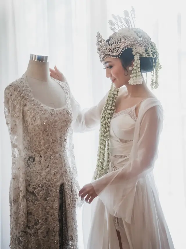 11 Model Bridal Robe Artis Indonesia, Mewah, Elegan, dan Sarat Makna