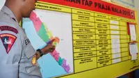 Kasi Ops Satuan Brimob Polda Bengkulu Kompol Eko Sisbiantoro menjelaskan wilayah yang menjadi fokus pengamanan yang dianggap rawan Pilkada Serentak 9 Desember 2015. (Liputan6.com/Yuliardi Hardjo Putro)