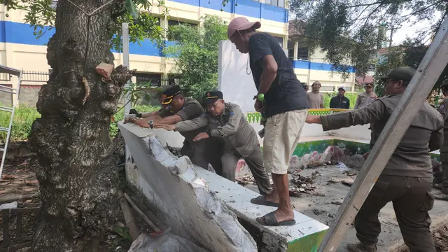 Tim gabungan dari Polri, TNI, dan Pemerintah Kota Depok, menertibkan bangunan posko organisasi masyarakat (ormas) di Depok. Salah satu posko ormas ditertibkan di Jalan Raya Cipayung, Depok. (Liputan6.com/Dicky Agung Prihanto)