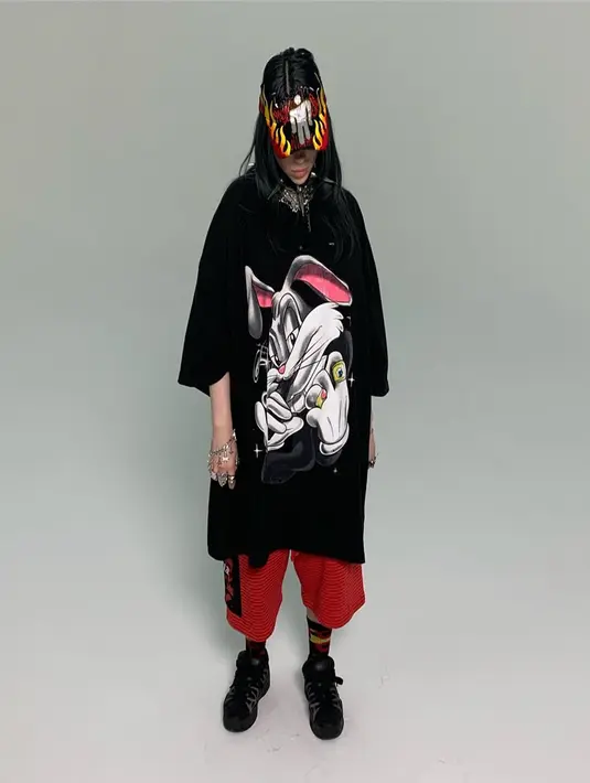 Eilish cukup cukup sering mengenakan kaos oversize dengan gambar kartun. (Liputan6.com/IG/@wherearetheavocados)