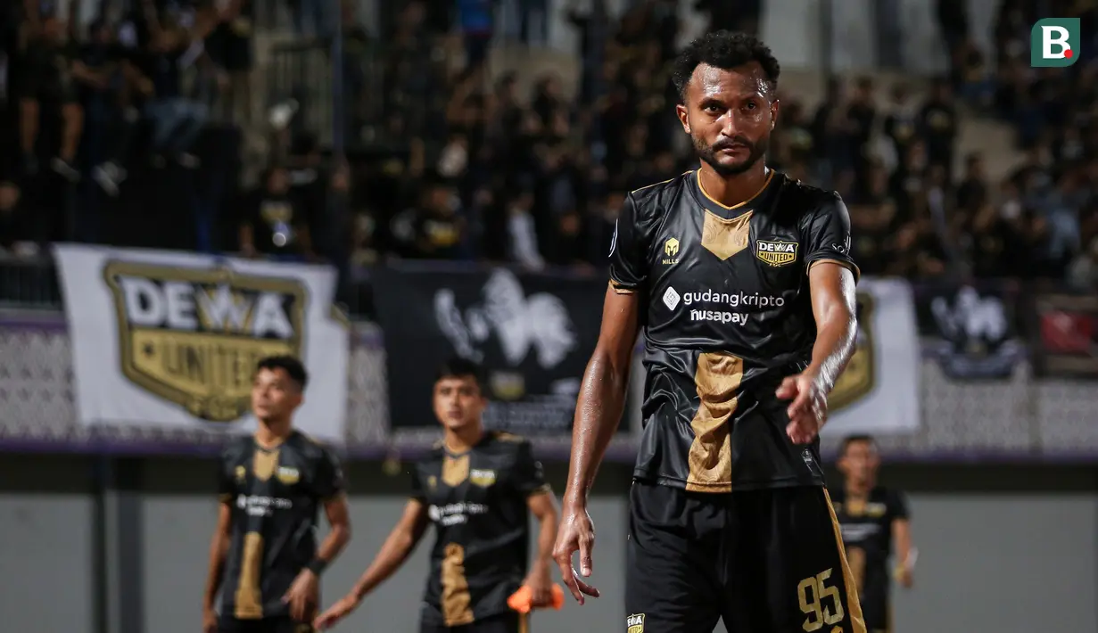 Ekspresi kecewa pemain Dewa United, Lucas Ramos De Oliveira usai berakhirnya laga pekan ke-2 BRI Liga 1 2022/2023 antara Dewa United melawan Persikabo 1973 di Indomilk Arena, Tangerang, Minggu (31/7/2022) malam WIB. (Bola.com/Bagaskara Lazuardi)