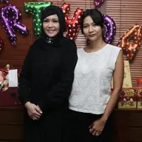 Penyanyi Maia Estianty dan Mey Chan saat  jumpa pres soal Duo Maia di kediaman Maia Estianty di kawasan Pejaten, Jakarta, Jumat (27/01/2017).  (Herman Zakharia/Liputan6.com)