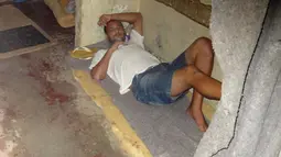 Seorang tahanan beristirahat menggunakan kasur lama di penjara Instituto Penal Placido de Sa Carvalho, Rio de Janeiro, Brasil, (18/1/2016). Dalam satu sel puluhan tahanan berkumpul dengan kondisi yang menyedihkan. (AP Photo)