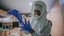Dr. Maureen P. Ines-Manzano, seorang dokter gigi, mengenakan setelan respirator dengan pemurni udara di dalam kliniknya di Manila, Filipina, pada 19 Oktober 2020. Pasien Dr. Manzano menjulukinya "dokter gigi astronaut" karena mengenakan setelan PAPR utuk menghindari COVID-19. (Xinhua/Rouelle Umali)