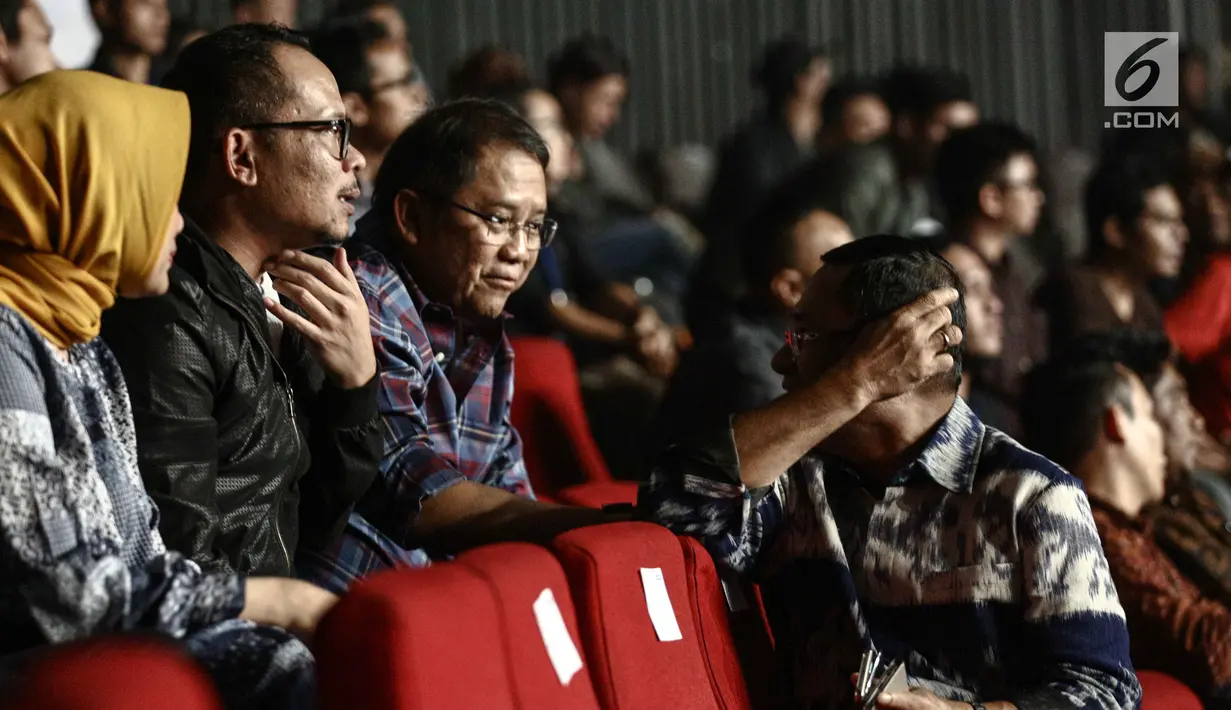 Menteri Tenaga Kerja Hanif Dhakiri (dua kiri) bersama Menkominfo Rudiantara (dua kanan) dan mantan menteri perindustrian Saleh Husein (kanan) bercengkerama saat menyaksikan konser Slank di Jakarta, Selasa (27/2). (Liputan6.com/Faizal Fanani)