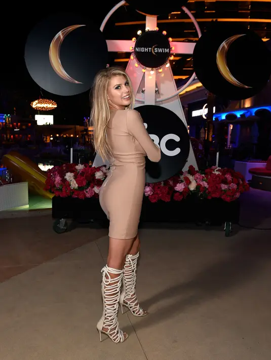Pose supermodel Charlotte McKinney saat menghadiri pembukaan NightSwim di Encore Beach Club di Wynn Las Vegas di Las Vegas, Nevada (5/5). McKinney tampil seksi di pembukaan NightSwim. (AFP Photo/David Becker/Getty Images)