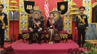 Totok Santoso Hadiningrat serta Kanjeng Ratu, alias Dyan Gitarja saat deklarasi Kerajaan Agung Sejagad. (foto: Lipoutan6.com/FB/edhie prayitno ige)