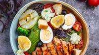 Ayo! Segera pilih makanan bernutrisi tinggi untuk mendukung kesehatan dan energi optimal kamu sepanjang hari dengan menerapkan strategi ini. (Foto dok: Freepik/stockking).