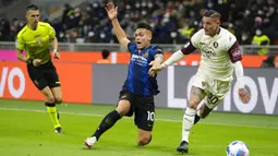 Pemain Inter Milan Lautaro Martinez (kiri) berebut bola dengan pemain Salernitana Pasquale Mazzocchi pada pertandingan Liga Italia di Stadion San Siro, Milan, Italia, 4 Maret 2022. Inter Milan menang 5-0. (AP Photo/Antonio Calanni)