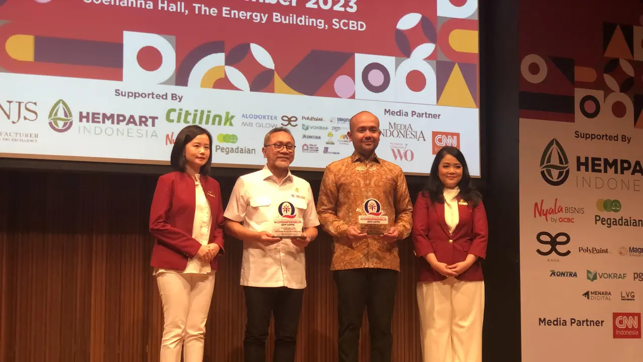 Menteri Perdagangan (Mendag) Zulkifli Hasan hadir dalam pelantikan Kepengurusan BPP HIPMI Womenpreneur untuk periode 2023-2025, di The Energy Building, Jakarta, Rabu (6/12/2023). (Elza/Liputan6.com)
