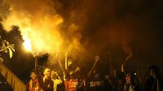 Bola.com kembali mengadakan acara nonton bareng Liga Premier Inggris. Bekerja sama dengan Arsenal Indonesia Supporters (AIS) Regional Bogor, acara nonton bareng ini diselenggarakan di Gumati Cafe, Bogor. Sabtu (29/8/2015). (Bola.com/Arief Bagus)