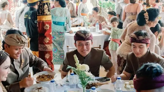 Potret Adik Rizky Febian, Rizwan Fadillah saat Acara Sang Kakak. [@putridelinaa]