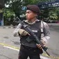 Petugas bersenjata berjaga di TKP terjadinya teror di Cikokol, Tangerang, Banten, Kamis (20/10). Dua anggota satlantas Polres Tangerang juga terkena tusukan dari pelaku yang diduga simpatisan ISIS. (Liputan6.com/Stringer)