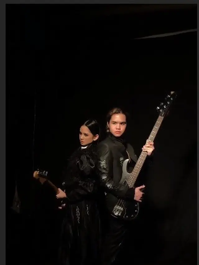 7 Pemotretan Dul Jaelani dan Tissa Biani Layaknya Bintang Musik Rock