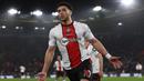 Selebrasi striker Southampton, Che Adams setelah menjebol gawang Bournemouth yang akhirnya dianulir VAR pada laga Liga Inggris 2022/2023 di St Mary's Stadium, Southampton (27/4/2023). Didatangkan sejak 2019/2020 dari Birmingham City, Che Adams langsung menjadi striker andalan Southampton hingga kini. Total 25 gol hingga kini menjadi bukti ketajamnnya. Leeds United dan Everton dikabarkan meminatinya. (AFP/Adrian Dennis)
