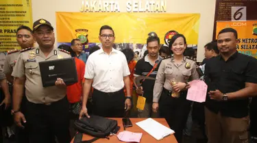 Petugas menunjukkan barang bukti serta puluhan pria yang dianggap preman di Mapolres Metro Jakarta Selatan, Selasa (5/9). Polres Metro Jakarta Selatan menjaring 47 preman karena terlibat pemalakan dan mengamen. (Liputan6.com/Immanuel Antonius)