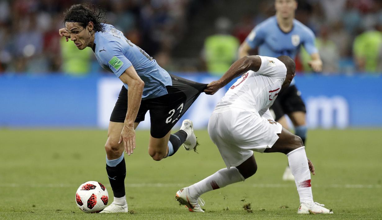 Pemain Portugal, Ricardo (kanan) berebut bola dengan pemain Uruguay, Edinson Cavani pada laga 16 besar Piala Dunia 2018 di Fisht Stadium, Sochi, Rusia, (30/6/2018). Portugal kalah 1-2. (AP/Andrew Medichini)