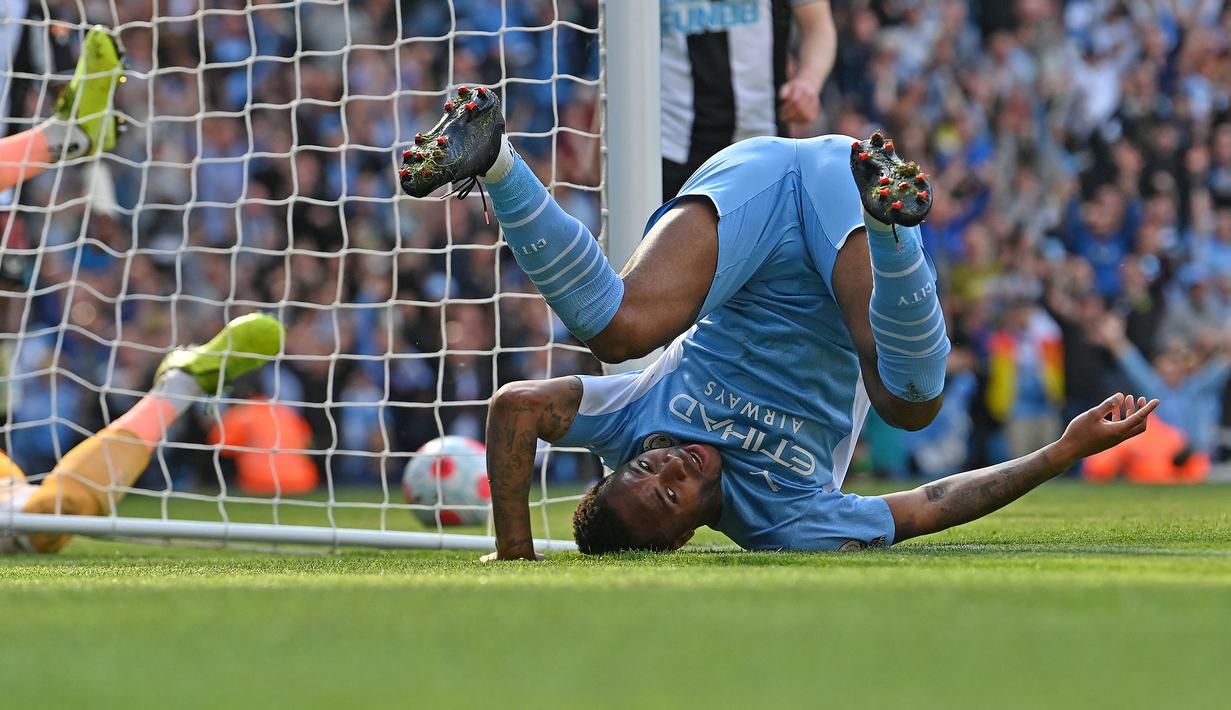 <p>Manchester City sukses memetik poin penuh usai mengalahkan Newcastle United dengan skor 5-0 di Etihad Stadium, Minggu (08/05/2022). Salah satu pemain yang mampu tampil gemilang di laga tersebut adalah Raheem Sterling. (AFP/Paul Ellis)</p>