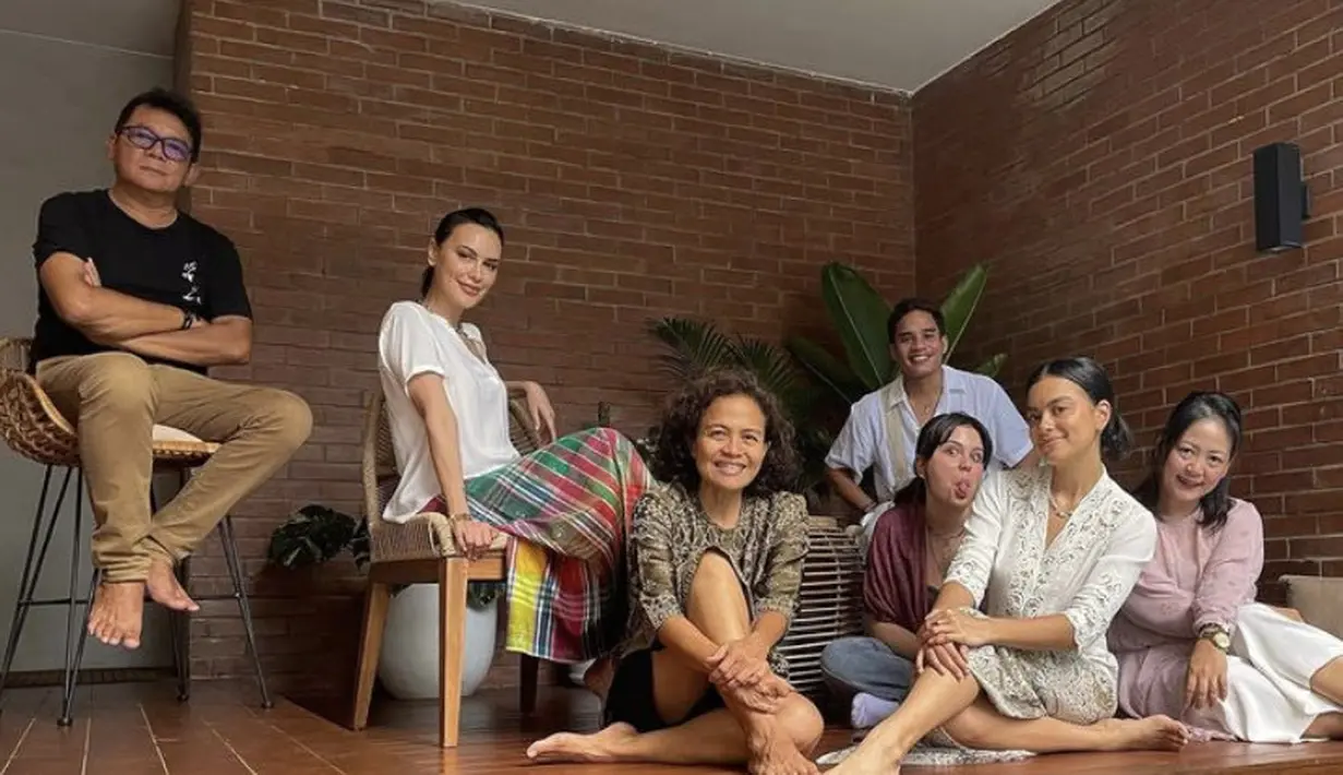 Selain kedua anaknya, Sophia juga merayakannya dengan Mathias Muchus dan Mira Lesmana. Menurut sahabat Fimela bagaimana penampilannya?  Credit: Instagram (@sophia_latjuba88)