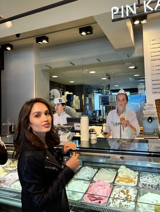 Kenakan jaket kulit dan t-shirt hitam, ia hadirkan tampilan yang begitu kasual. [Foto: Instagram/ Cinta Laura]