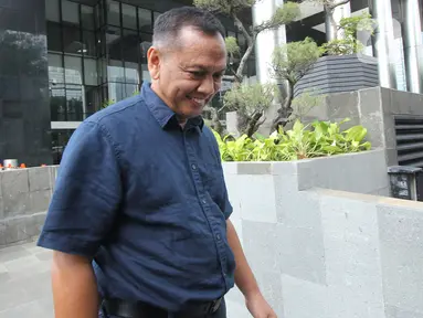 Direktur Operasional PT Pupuk Indonesia Logistik (PILOG), Budiarto meninggalkan gedung KPK seusai pemeriksaan di Jakarta, Selasa (26/11/2019). Budiarto diperiksa dalam kasus dugaan suap jasa angkut bidang pelayaran antara PILOG dengan PT Humpuss Transportasi Kimia (HTK). (merdeka.com/Dwi Narwoko)