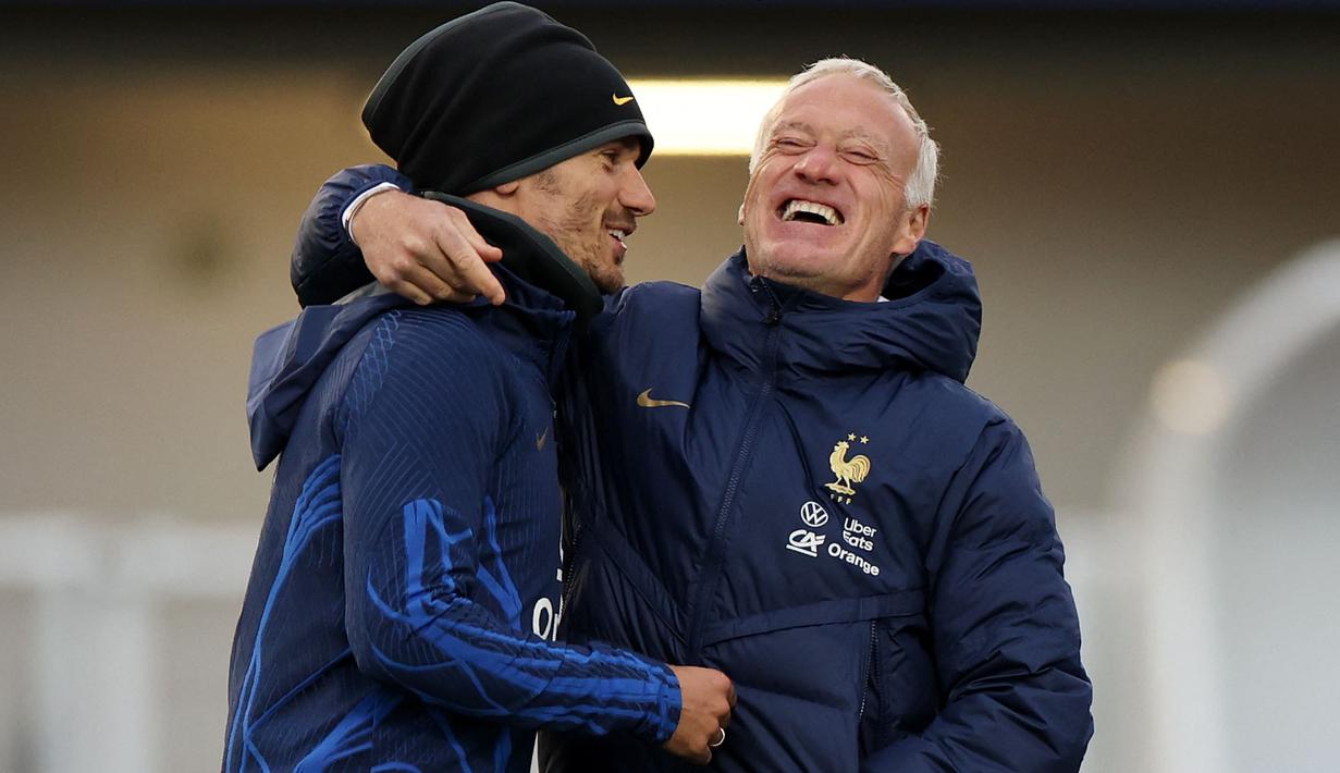 Melalui unggahan videonya ia menyatakan salah satu alasannya untuk pensiun adalah memberikan jalan bagi generasi baru di Timnas Prancis. (AFP/Franck Fife)