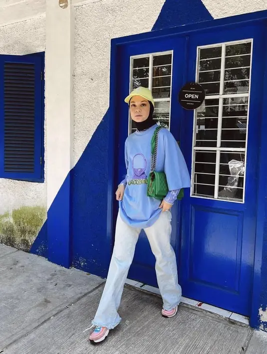 <p>Tantri Namirah selalu tampil kece, kali ini mengenakan oversize kaos warna biru. Ia memadukannya dengan inner bercorak dan celana denim. credit: (@tantrinamirah)</p>