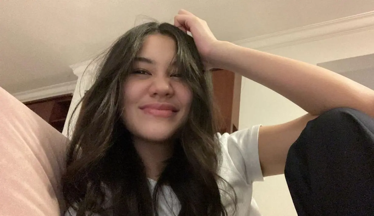 Aaliyah Massaid mengatur rambut berantakannya ke arah depan. Sehingga membuat kontur wajahnya terlihat lebih tajam. [@aaliyah.massaid]