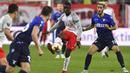 Pemain Salzburg, Amadou Haidara (tengah) menceba melewati adangan pemain Lazio pada leg kedua Liga Europa di Red Bull Arena, Austria, (12/4/2018). Salzburg lolos ke semifinal dengan agregat gol 6-5. (AP/Kerstin Joensson)