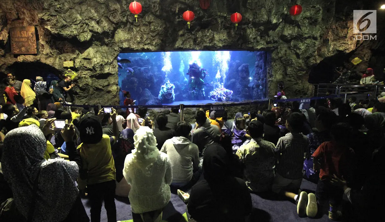 Suasana pertunjukan atraksi barongsai dan liong dalam air bertajuk The Battle of Yin Yang di Aquarium Utama Seaworld Ancol, Jakarta, Senin (12/2). Pertunjukan ini digelar untuk menyambut Tahun Baru Imlek 2569. (Liputan6.com/Arya Manggala)