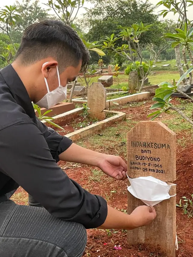 Viral Nisan di Kuburan Pakai Masker, Ingatkan Pandemi Covid-19 Masih Mengancam