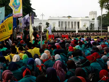 Badan Eksekutif Mahasiswa Seluruh Indonesia (BEM-SI) menggelar aksi di depan Istana Negara, Jakarta, Rabu (28/10/2015). Aksi tersebut untuk menyampaikan aspirasi terkait setahun kinerja pemerintah. (Liputan6.com/Yoppy Renato)