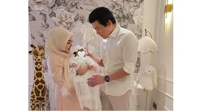 6 Potret Syahrini Rayakan 2 Bulan Kelahiran Anak, Wajah Baby Masih Dirahasiakan