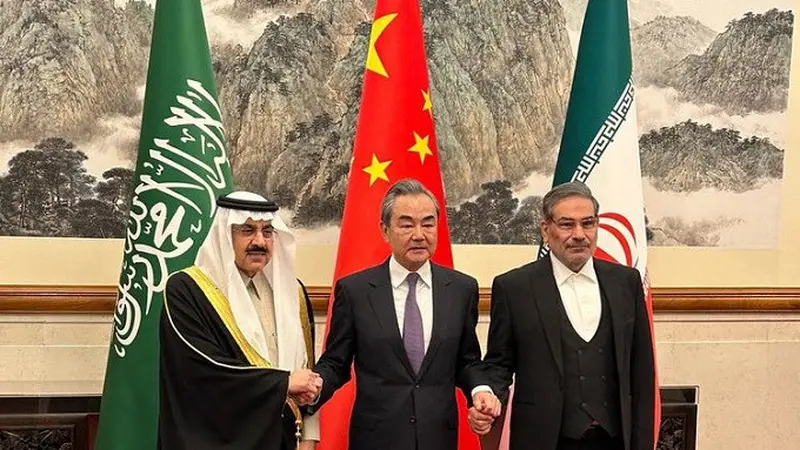 Penasihat Keamanan Nasional Arab Saudi Musaad bin Mohammad Al Aiban, diplomat paling senior China Wang Yi, dan Sekretaris Dewan Keamanan Nasional Tertinggi Iran Ali Shamkhani dalam kesepakatan damai di Beijing, Jumat (10/3/2023).