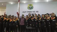 Ketua Umum PBSI, Wiranto, foto bersama tim Indonesia untuk Piala Sudirman saat seremoni pelepasan tim di Kantor PBSI Cipayung, Jakarta, Sabtu (6/5/2017). (Bola.com/Vitalis Yogi Trisna)